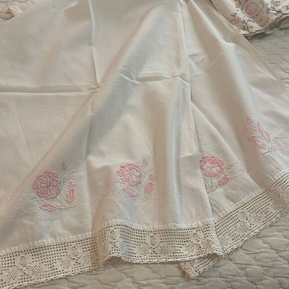 Floral Embroidered Linens Set - Picture 6 of 6